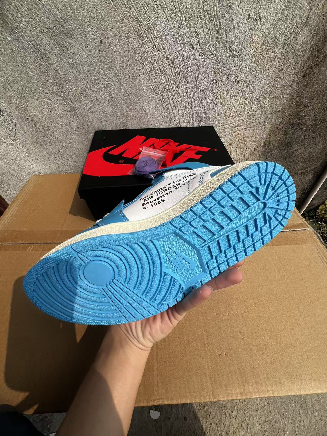Off-White x Air Jordan 1 Retro High OG "UNC"