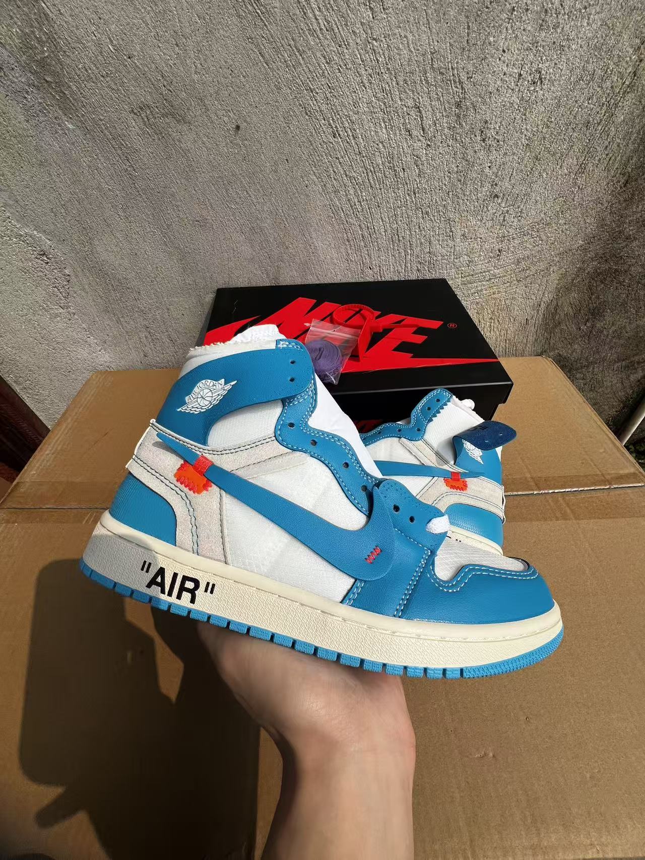 Off-White x Air Jordan 1 Retro High OG "UNC"