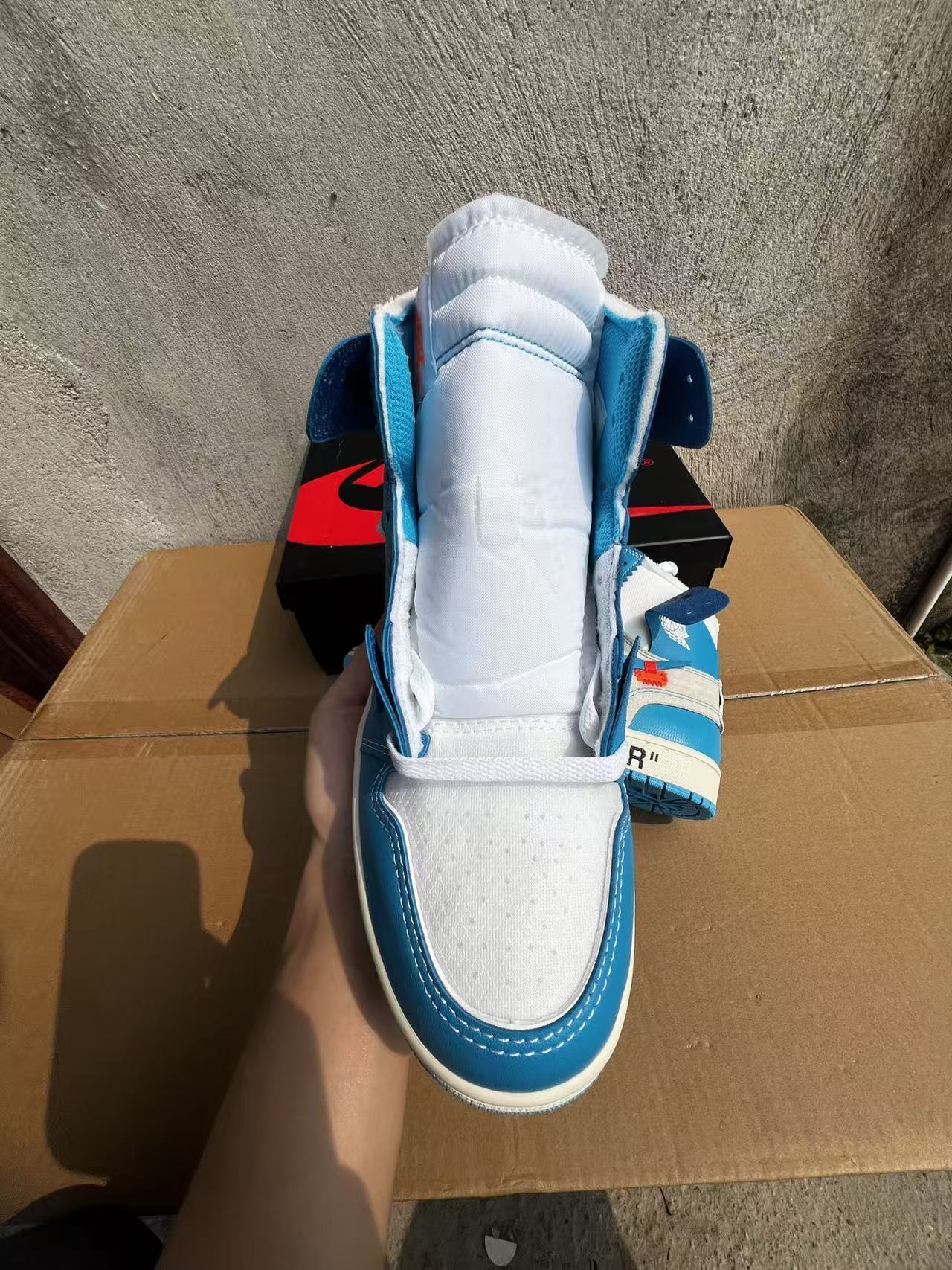 Off-White x Air Jordan 1 Retro High OG "UNC"