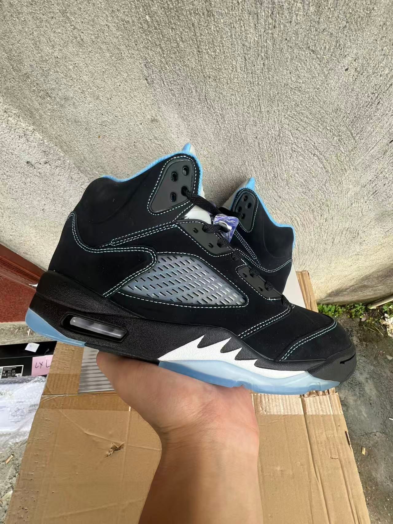 Air Jordan 5 Retro "Black University Blue" or "Black Carolina"