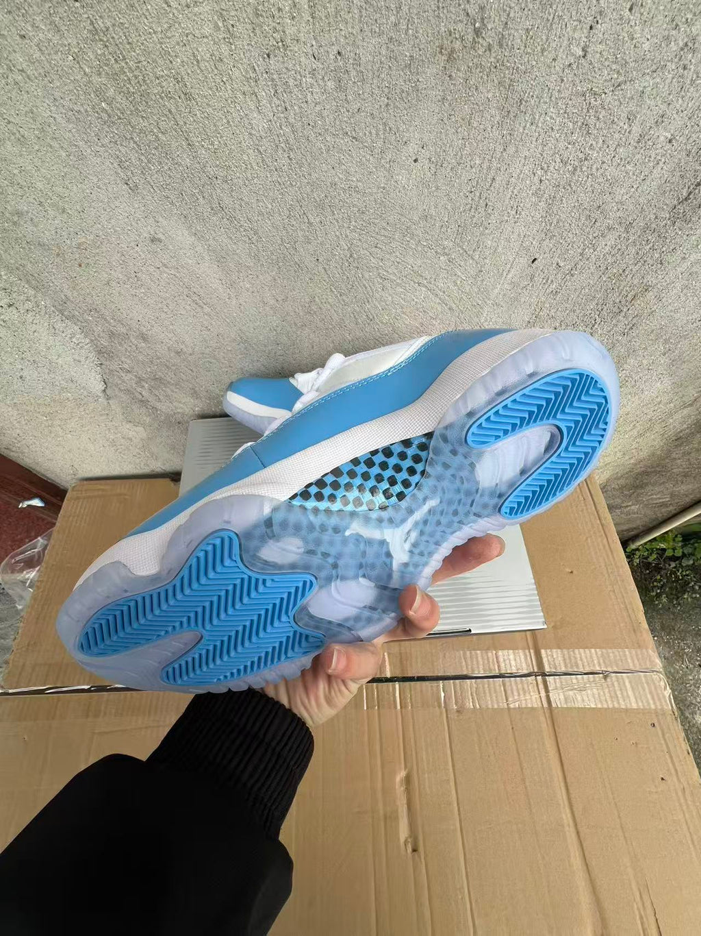 Air Jordan 11 Retro Low "University Blue"